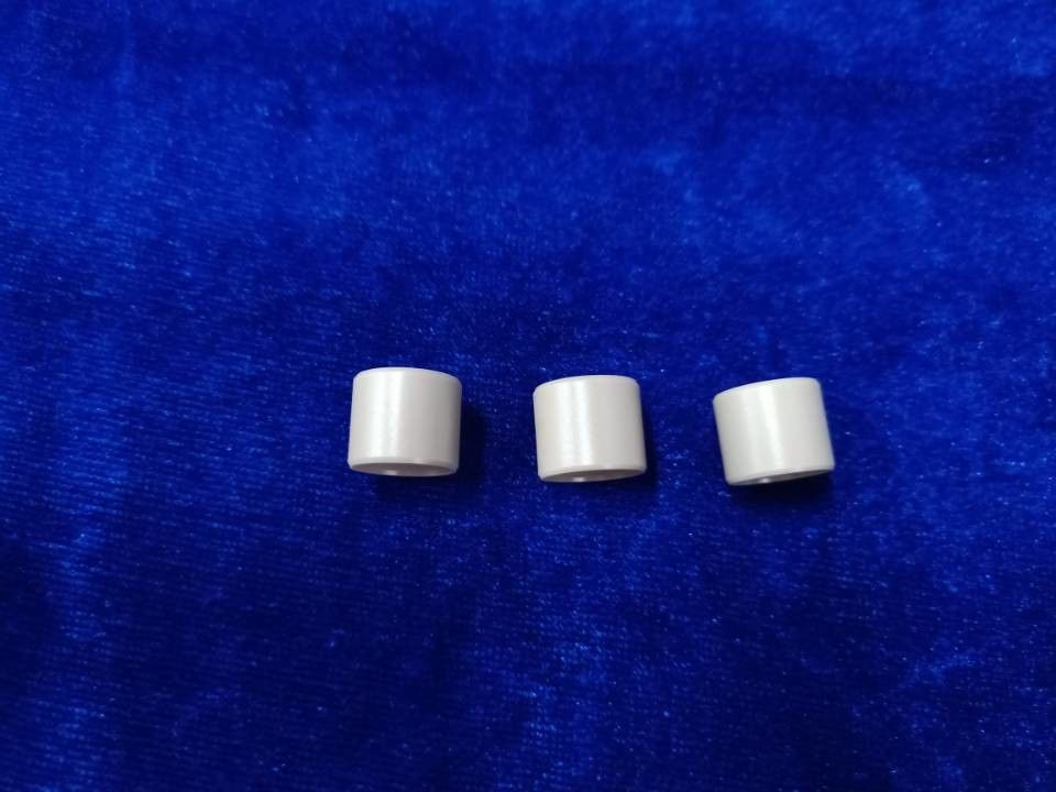 Le GV JETTENT UN COUP D'OEIL les pièces usinées, isolateur de usinage rempli en verre de coup d'oeil